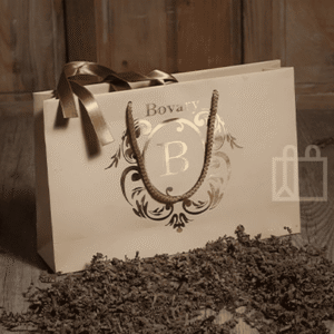 Bolsa de papel beige con diseño elegante y la letra B impresa