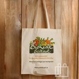 Bolsa de tela beige con el logotipo Biokistl Südtirol