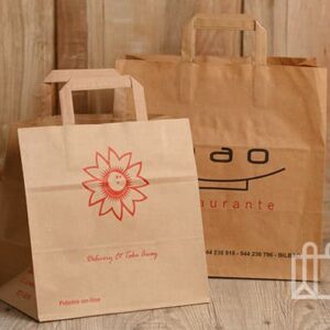 Dos bolsas de papel kraft con logotipos de restaurantes