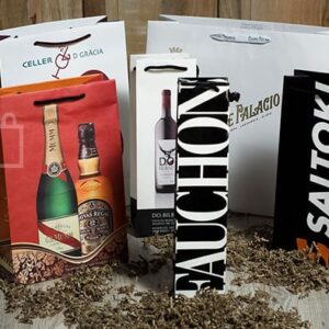 Varias bolsas de papel de diferentes tamaños y diseños con marcas comerciales